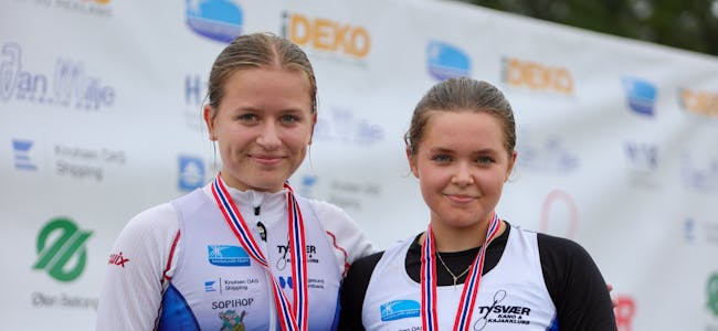 Elisabeth Storhaug og Vilma Fjeldheim med sølv og gull etter K1 5000 meter er symbolet på en strålende helg for Tysvær-padlerne. Foto: Alf-Einar Kvalavåg