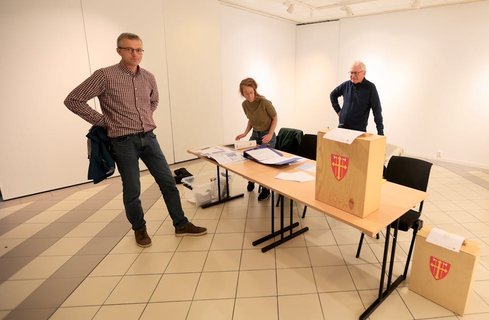 Alt på stell også i galleriet i Tysværtunet klokken 09.00. Det er mulig å stemme i kirkevalget helt frem til klokken 20. Foto: Alf-Einar Kvalavåg