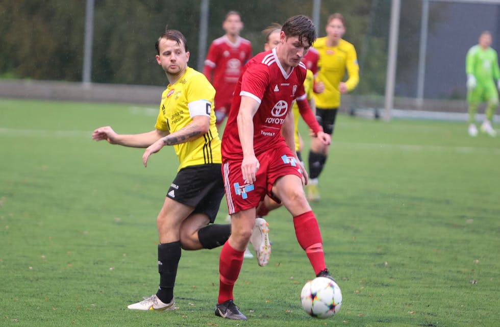 Sander Hettervik og Johannes Bernhard Hinna hadde sine dueller på midtbanen i kampen mellom Skjold og Hinna. Det endte 0-6. Foto: Alf-Einar Kvalavåg