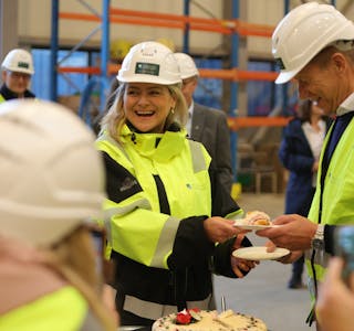 Tiril Fjeld spanderte kake på olje- og energiminister Terje Aasland under dagens kunngjøring i Haugaland Næringspark. Foto: Alf-Einar Kvalavåg