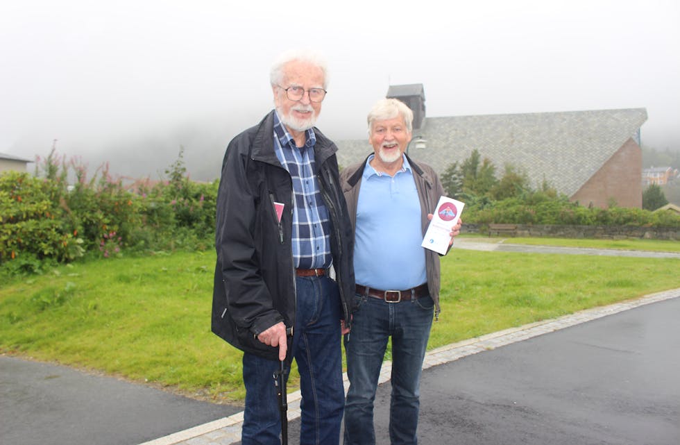 Olav Nygaard og Ingvar Frøyland oppfordrar alle tysværbuar til å ta lodd i kyrkjelotteriet, der gevinsten er originale kunstverk frå lokale kunstnarar.