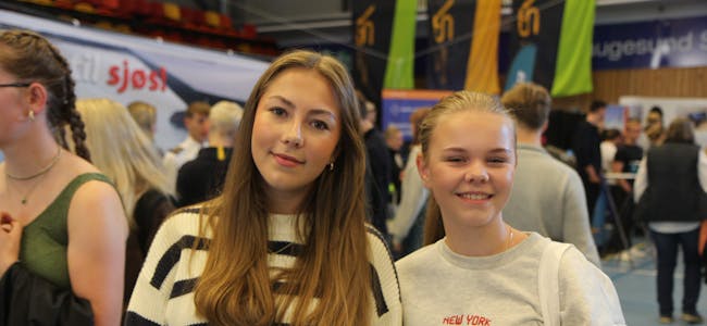 Maja Vatnaland Eide og Linnea Stensen oppsøkte forskjellige stands.