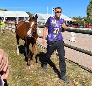 Vidar Ydstebø og hesten Shanameh på vei ut fra veterinær sjekken. Nå er Malene Bakken og hesten klar for VM-start. Foto: Privtat