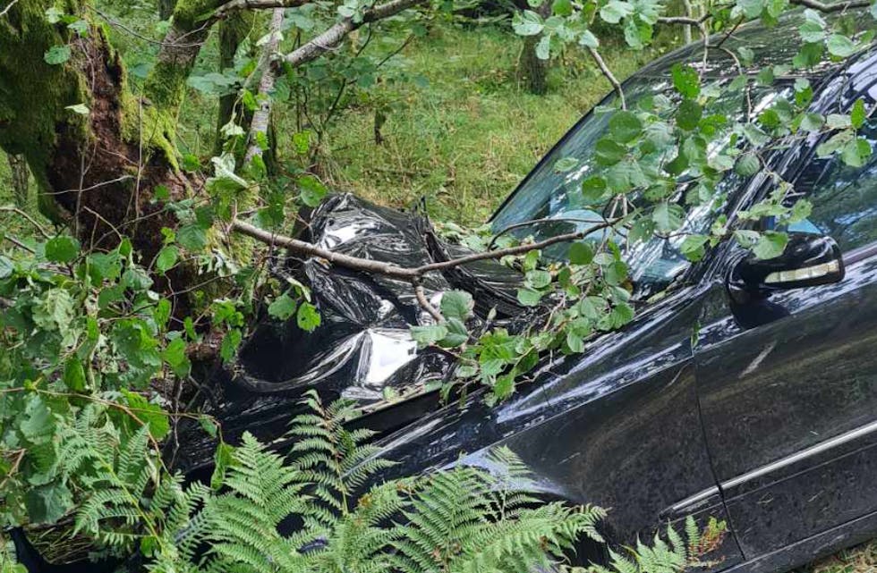 Bilen fikk store skader etter å ha kjørt av veien ved Espevik.