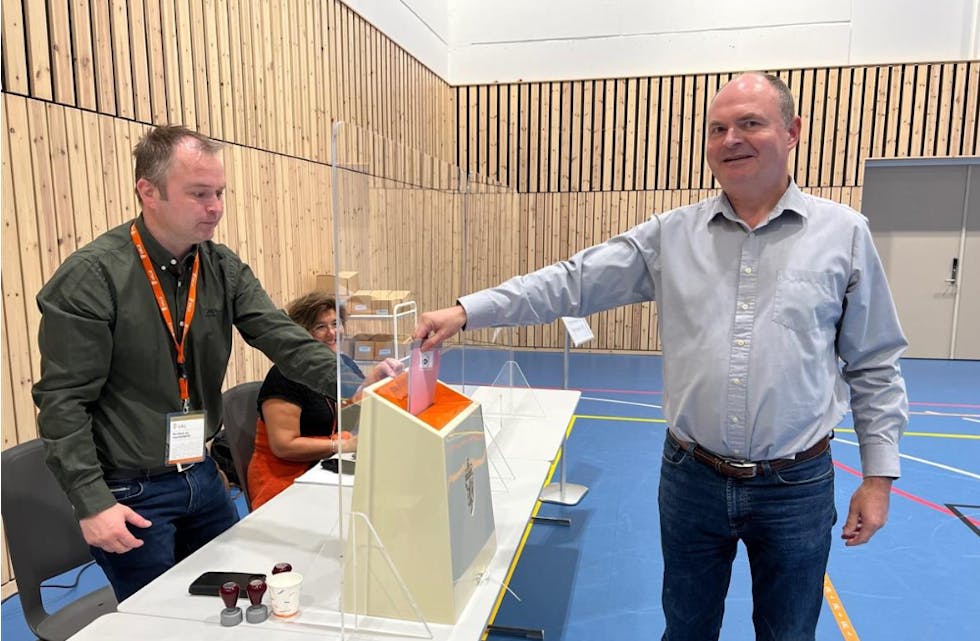 Lars Arvid Norekvål tok i mot ordførar Osmund Våga som røysta i løpet av den første halvtimen på valdagen i dag.
Foto: Jardar Havikbotn/Bokn Kommune