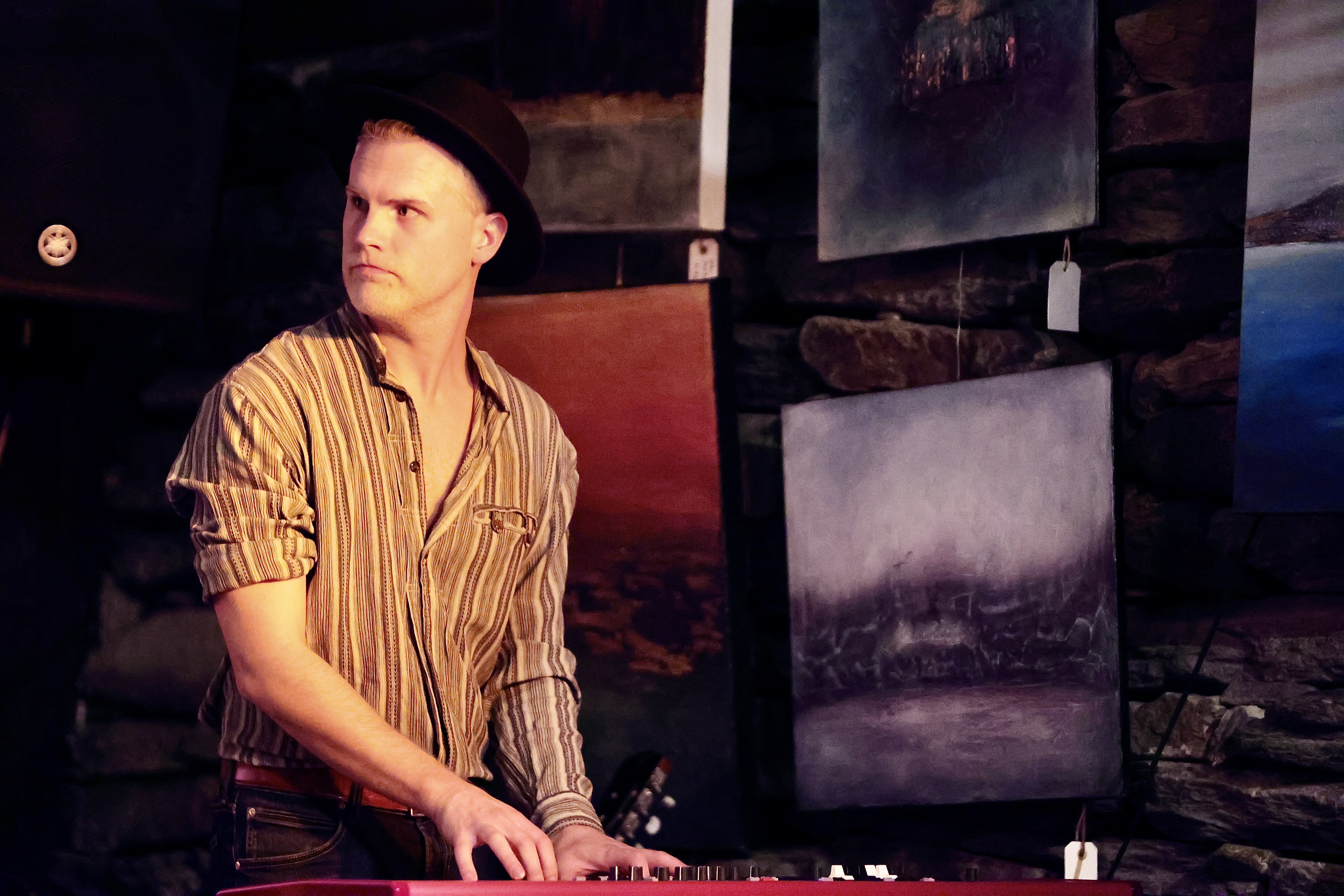 Andreas Petersson speler både på piano og gitarar i Revehiet.