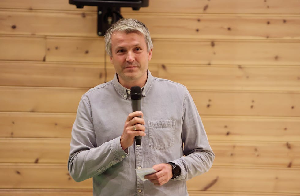 Rune Baustad i Bygdelaget tok ordet først og gav en god beskrivelse av hva som nå skjer i Skjoldastraumen. den åpningen gjorde at det ble et godt folkemøte. Foto: Alf-Einar Kvalavåg