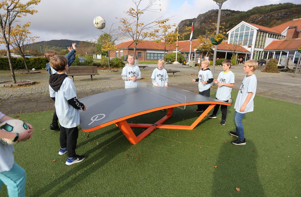 Elevar frå Frakkagjerd barneskole testar ut det nye forballbordtennisbordet i Aksdal.
Foto: Alf-Einar Kvalavåg