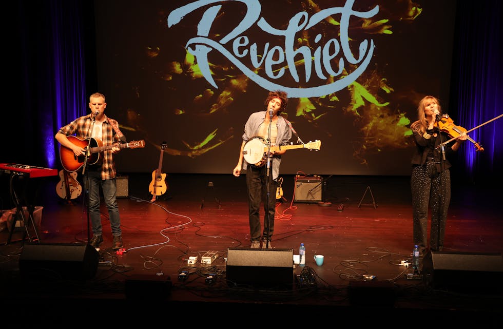 Andreas Petersson, Oddbjørn Austevik og Kjersti Tingelstad er «Revehiet» og de serverte en flott lunsjkonsert i Tysværtunet i dag. Foto: Alf-Einar Kvalavåg