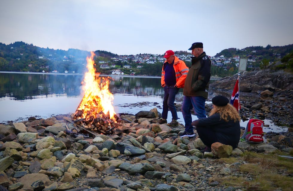 På en av høstens vakreste kvelder ble det tent åtte vardebål i Tysvær. her fra Dragavika der blant andre lokalpartiet av Rødt sto for bålet. Foto: Alf-Einar Kvalavåg