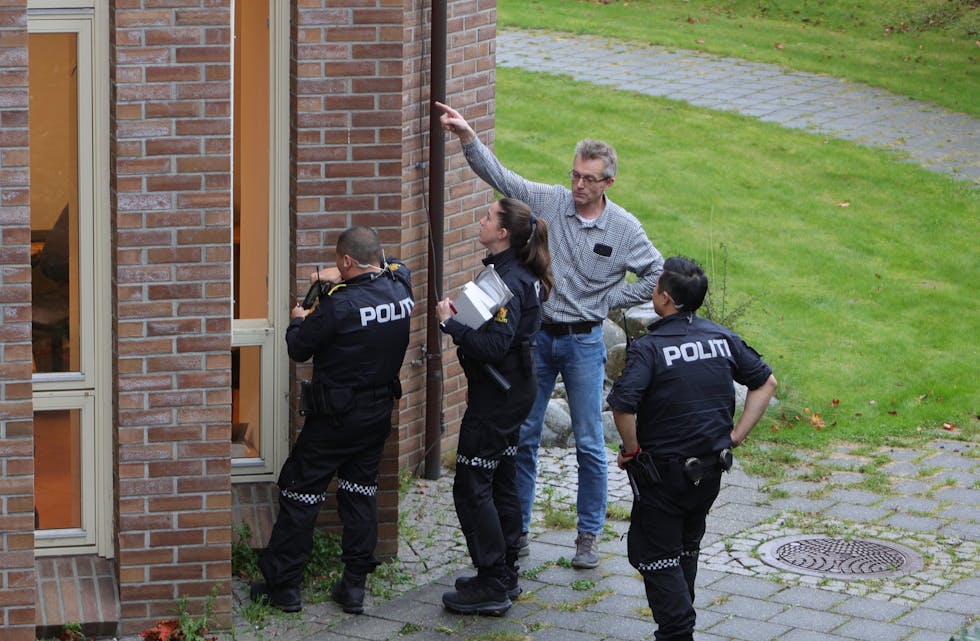 Kirkeverge Ottar Krakk viser politiet hvordan noen har tatt seg inn på kontoret hans i løpet av natten. Nå vil politiet ha tips. Foto: Alf-EInar Kvalavåg