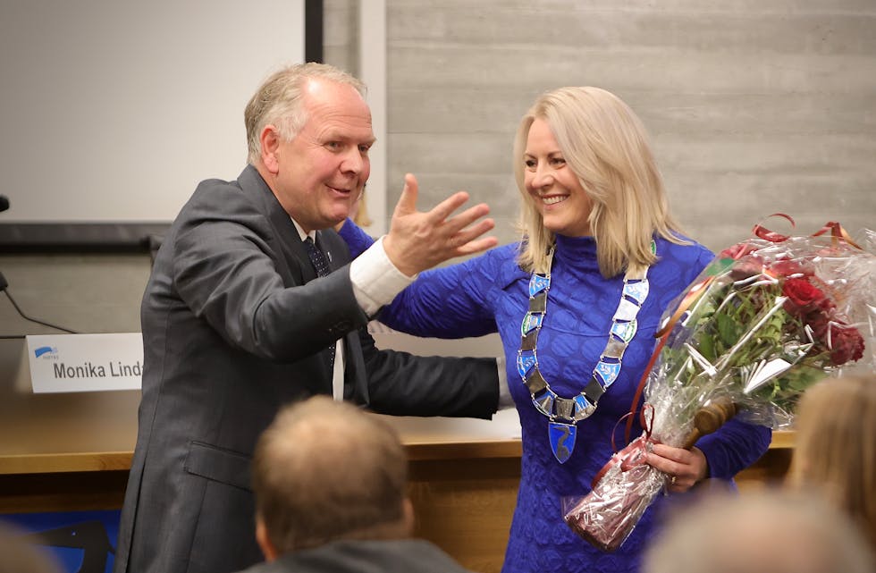 Et historisk øyeblikk. Sigmund Lier gir fra seg ordførervervet til Monika Lindanger. Foto: Alf-Einar Kvalavåg
