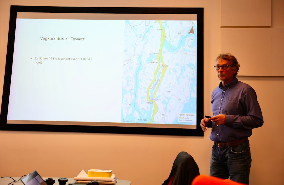 Henry Damman viser fram to vegalternativ langs Førlandsfjorden. Det kan det fort bli debatt om.
Foto: Alf-Einar Kvalavåg