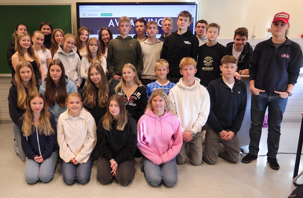 Disse elevene ved Frakkagjerd ungdomsskole valgte å lage bnettavis. det ble skikkelig bra og i dag kan alle som vil klikke seg inn og se resultatet. Foto: Alf-Einar Kvalavåg