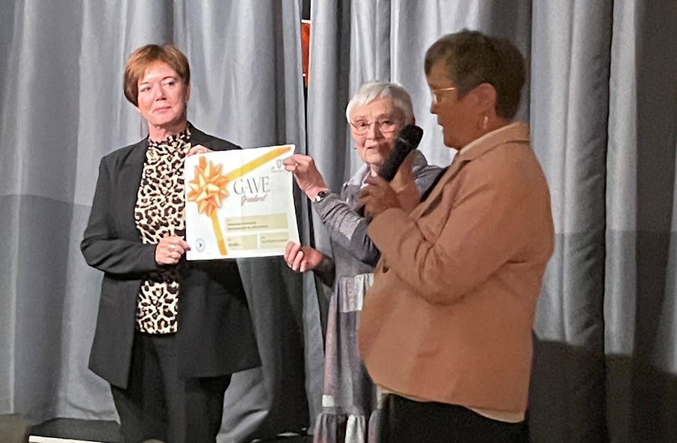 Fra høyre, Tove Høgemark, Bodil Egge og Linda Ognøy kom med kveldens største overraskelse, en gavesjekk på 90.000,-.