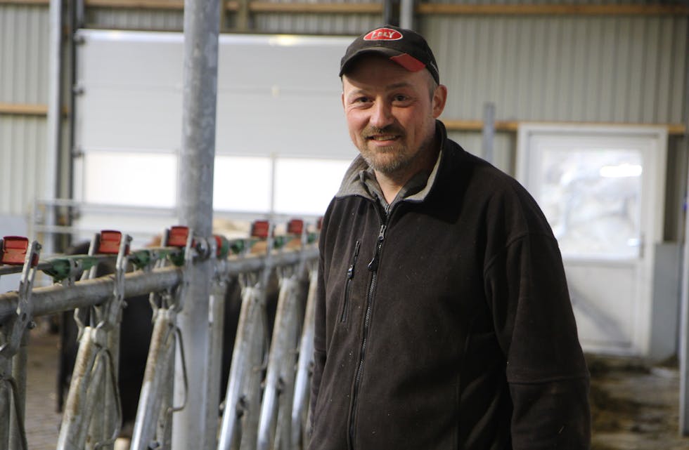 Anders Nordgård inviterer på åpen gård. Der skal han vise frem de nye systemene de har tatt i bruk på Hundsnes Gard.