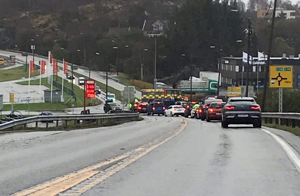 Brannvesenet er på stedet og dirigerer trafikken