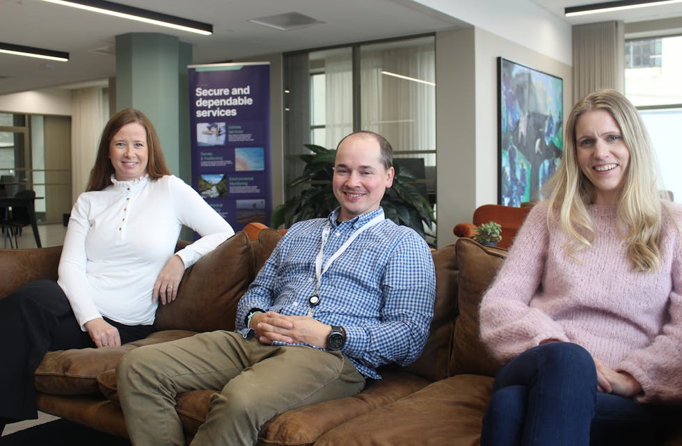 Bess Sætre frå Førre, prosjektingeniør Kjetil Haraldseid Kristensen og rekneskapskonsulent Lene Djuv Garpestad blei alle tilsette for mindre enn eit år sidan. Dei trivst godt i det ekspanderande og utoverretta selskapet. Foto: Marit Tvedt