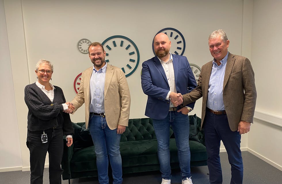 SIGNERING: F.v: Tove Stuhr Sjøblom, adm.dir i NOAHs datterselskap NOAH Solutions, som drifter på Langøya, Svein Ove Vetrhus, styreleder i Sørum Transport, daglig leder Jens Stian i Sørum Transport og Anders Lægreid, konsernsjef i NOAH under signeringen av samarbeidsavtalen. Foto: Lene Notø/NOAH