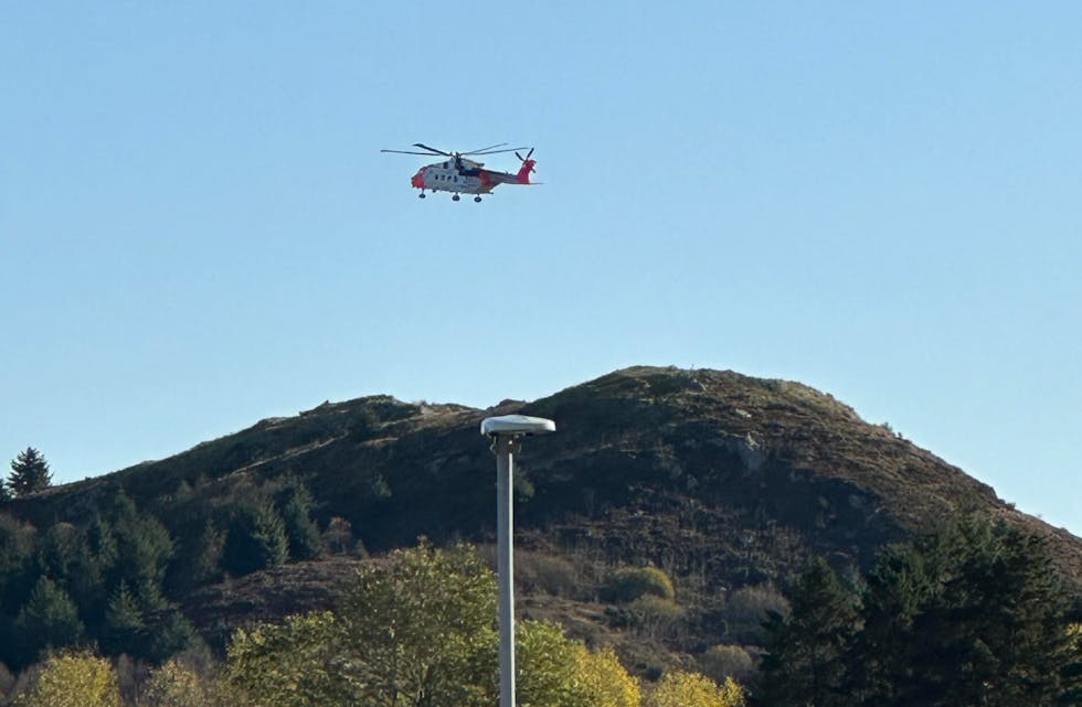 Redningshelikopteret skal bistå politiet med å hente ut en død person.