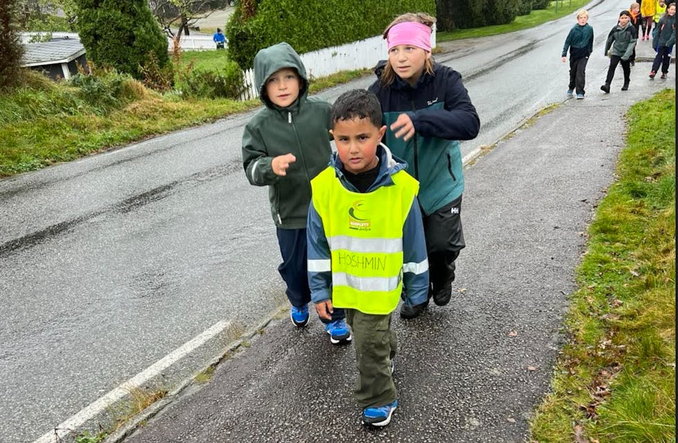Det var vått og kaldt, men ingen ville gi seg da Førre hadde joggedag. Det endte med at sponsorene måtte ut med over 55.000 kroner til TV-Aksjonen. Foto: Førre skole