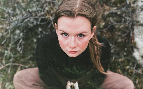 Tysvær-kvinna Ane K slepp i morgon singelen «Not dead yet» innspelt i ABC studio i Etne. Til vinteren kan det komme meir frå songfuglen med den spennande stemma.
Foto: Sondre Grytten
