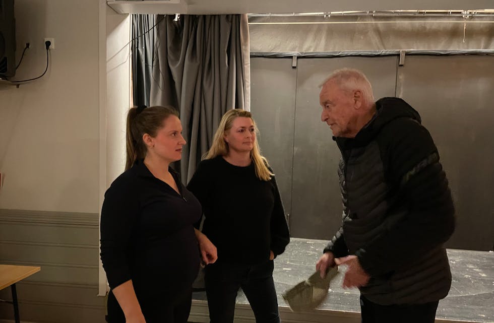 Jorunn Karina Skadsem Gil og Nathalie Yndesdal er initiativtakere til folkemøtet. Her i engasjert samtale med Erik Brinchmann fra Haugesund Turistforening.