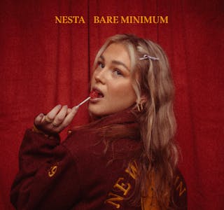 Nesta Petravskaite (20) fra Skjoldastraumen ga nylig ut sin første singel. Nå bor hun i Oslo og jobber hver dag for å slå gjennom som artist.