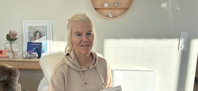 Bildetekst: Kjersti Andrea Storhaug(31) med boka «Sykt frisk». I boka tar hun et oppgjør med helsevesenet, samtidig som hun forteller om sin sykdomshistorikk og hvordan den har vært med på å forme henne. Foto: Ada Sandvig