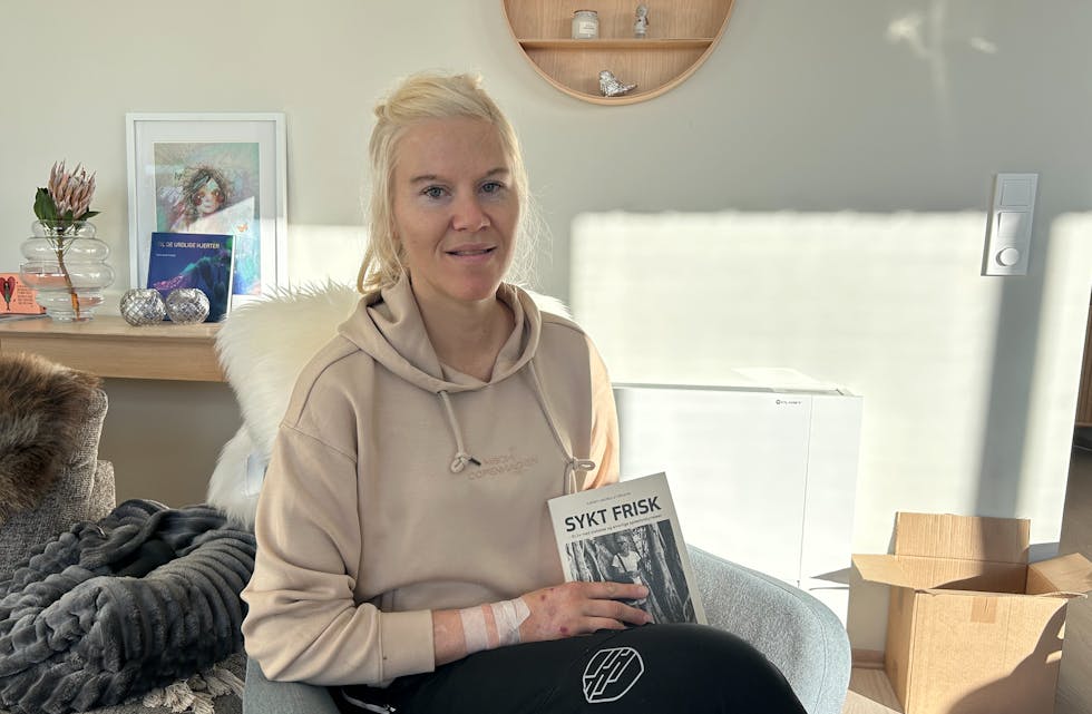 Bildetekst: Kjersti Andrea Storhaug(31) med boka «Sykt frisk». I boka tar hun et oppgjør med helsevesenet, samtidig som hun forteller om sin sykdomshistorikk og hvordan den har vært med på å forme henne. Foto: Ada Sandvig