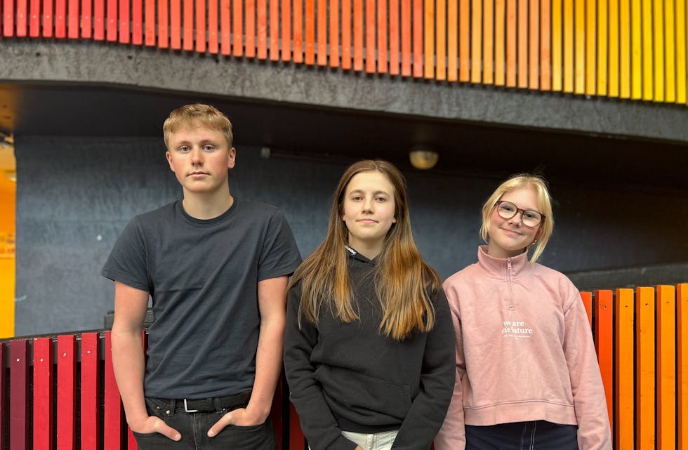 Evald Hustoft, Nathalie Magnusen og Tilde Strømsvoll fra elevrådet er fortvilet. De mener at skolematordningen bør forbli. Foto: Ada Sandvig