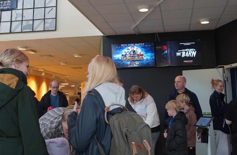 Mange ville ha med seg en film og to på den store kinodagen i Tysværtunet. Foto: Øystein Simonsen