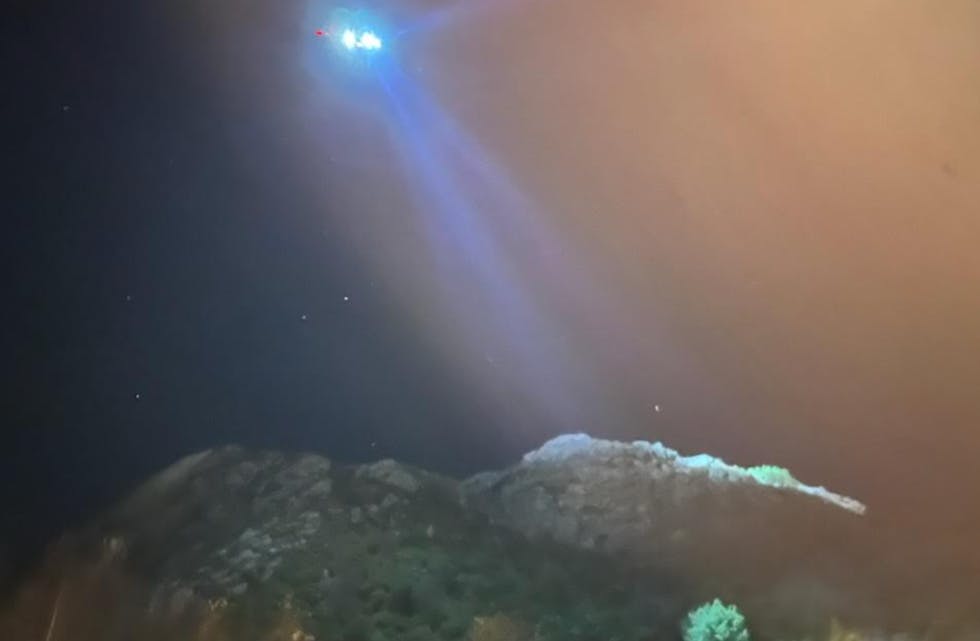 Et helikopter er satt inn i letingen etter mannen i Aksdal. Foto: Irene Stuhaug