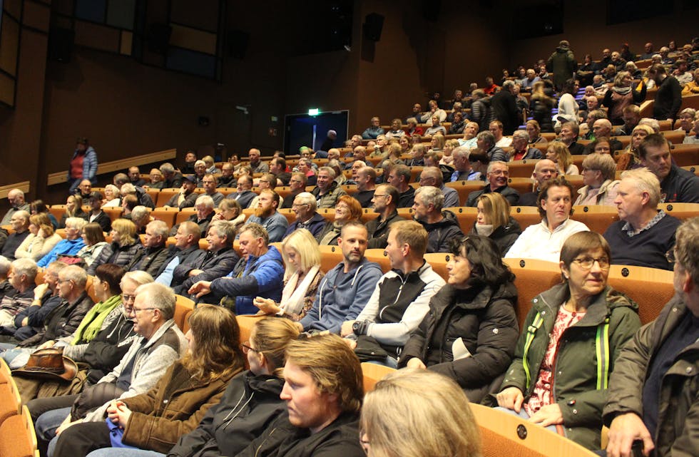 Alle seter var tatt i bruk i Storsalen i Tysværtunet denne kvelden. Utanfor stod minst 100 menneske som ikkje slapp inn.
Foto: Marit Tvedt