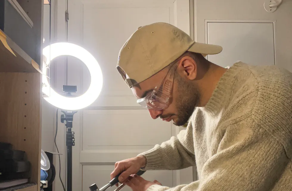 Abdel-Rahman Sheikh Bozan er kurdar, og kom til Norge som flyktning for sju år sidan. Nå lagar han smykke av sølvskeier og spreier norsk handverkstradisjon rundt om i verda. Foto: privat