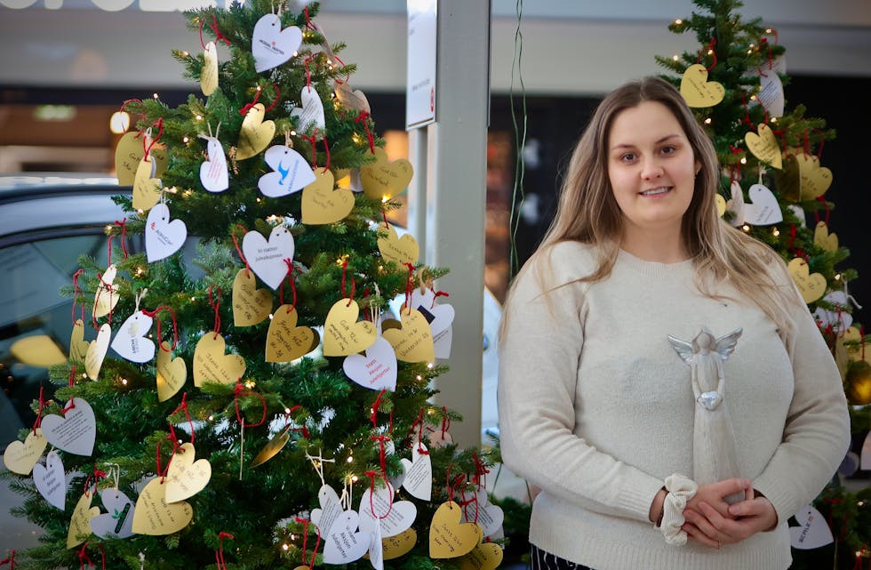 Sandra Christin Skarholm med Tysvær Bygdeblad sin juleengel framføre trea i «Aksjon julehjarte».
Foto: Alf-Einar Kvalavåg