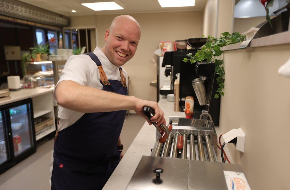 Me kan ikkje la sjansen gå frå oss og bestiller ei grillpølse med alt. Den smakar sjølvsagt litt ekstra godt når den blir servert av ein OL-klar meisterkokk.
Foto: Alf-Einar Kvalavåg