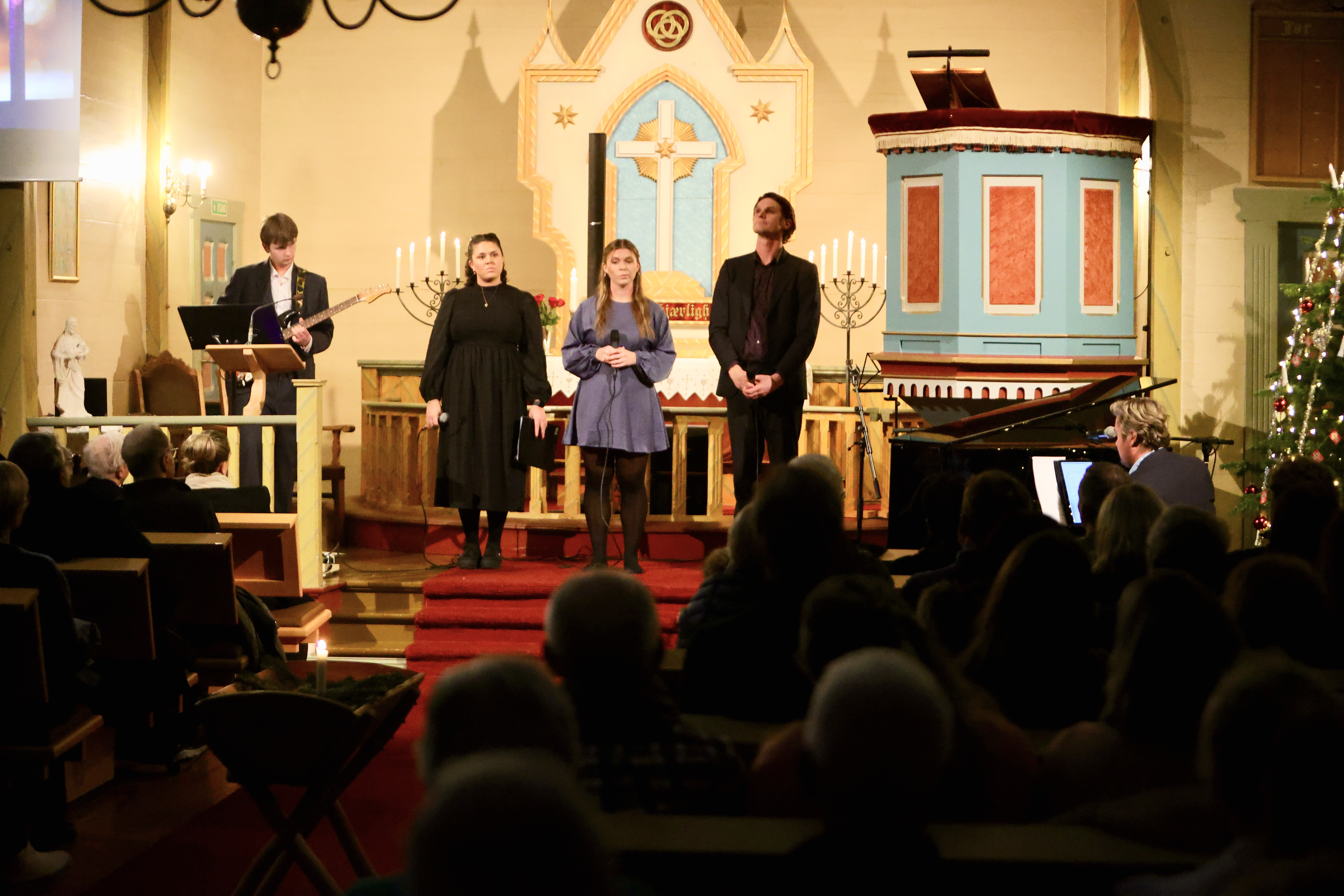 Henrik Hundsnes, Steffen Horn, Helena Hundsnes, Sofia Loise Henriksdatter serverte kjære julesanger i Straumen i kveld. Sverre Vågen var med på trompet og Amund Sylte hadde et viktig bidrag på sin gitar. Foto: Alf-Einar Kvalavåg