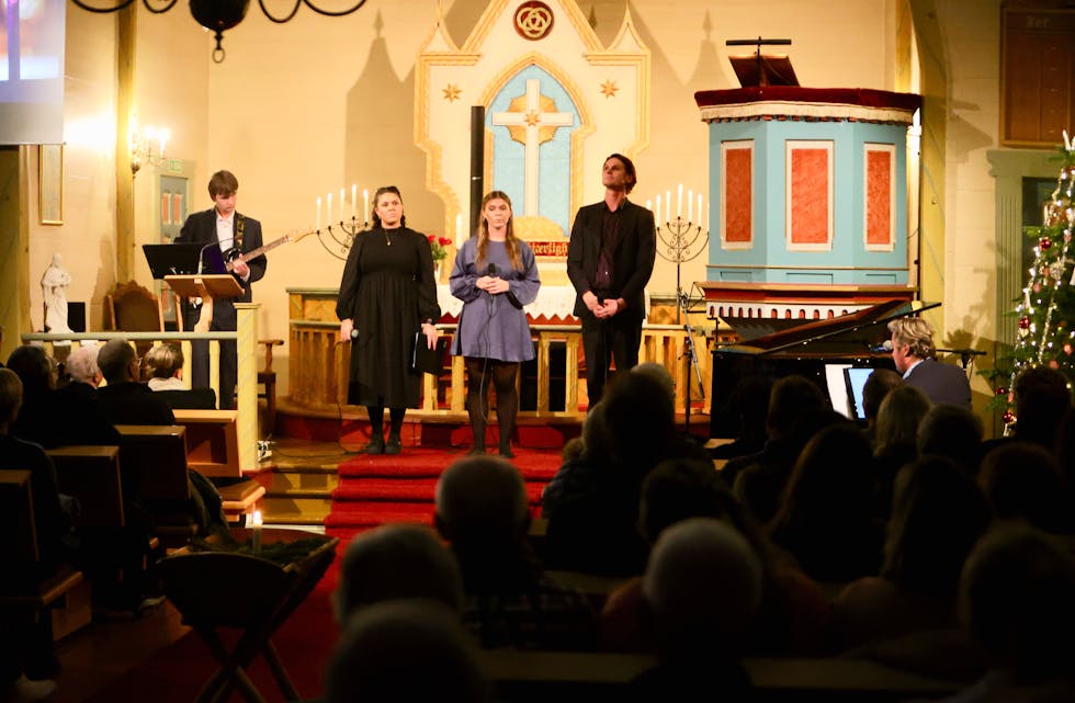 Henrik Hundsnes, Steffen Horn, Helena Hundsnes, Sofia Loise Henriksdatter serverte kjære julesanger i Straumen i kveld. Sverre Vågen var med på trompet og Amund Sylte hadde et viktig bidrag på sin gitar. Foto: Alf-Einar Kvalavåg