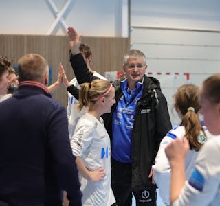 Manager Asbjørn Bakken gir fra seg high five til spillerne på vinnerlaget «Lei av å vær for god». Foto: Alf-Einar Kvalavåg