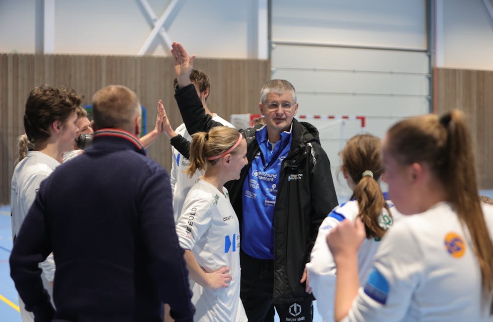 Manager Asbjørn Bakken gir fra seg high five til spillerne på vinnerlaget «Lei av å vær for god». Foto: Alf-Einar Kvalavåg