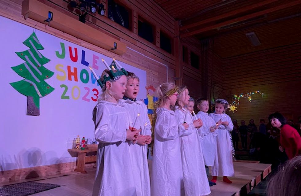 Mange var på scenen under julefesten i Straumen. Foto: Grete Fjeldheim Vestbø