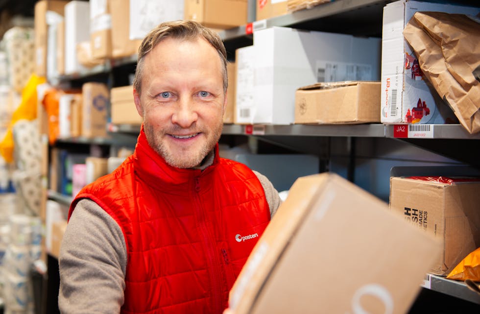 EN PAKKE PÅ LUR: Pressesjef Kenneth Tjønndal Pettersen viser fram en av pakkene som venter på mottager i en av landets Post i Butikk. Foto: Posten Bring