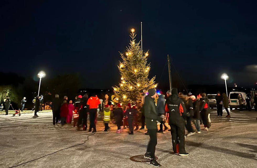 Rundt 200 fikk med seg tenningen av julegrana i Føresvik på Bokn. Foto: Bokn Sanitetsforening
