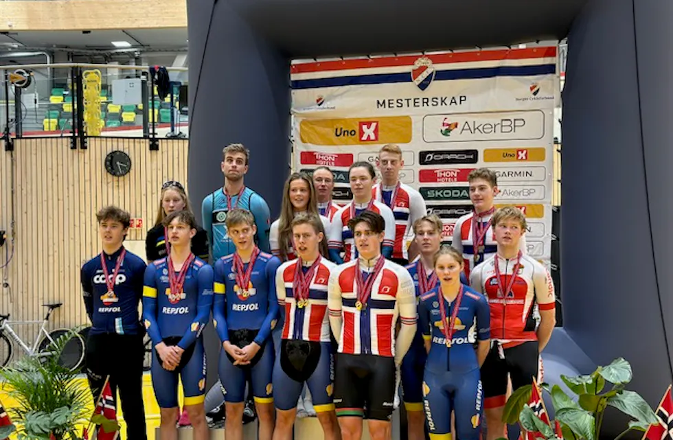 Anders og resten av gjengen etter premieutdelingen. Foto: Privat