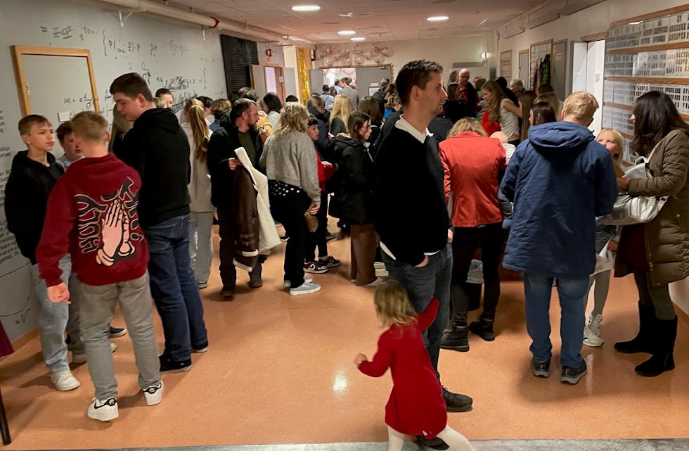 Mange møtte opp for å feire skolens jubileum. Foto: Janne Eide