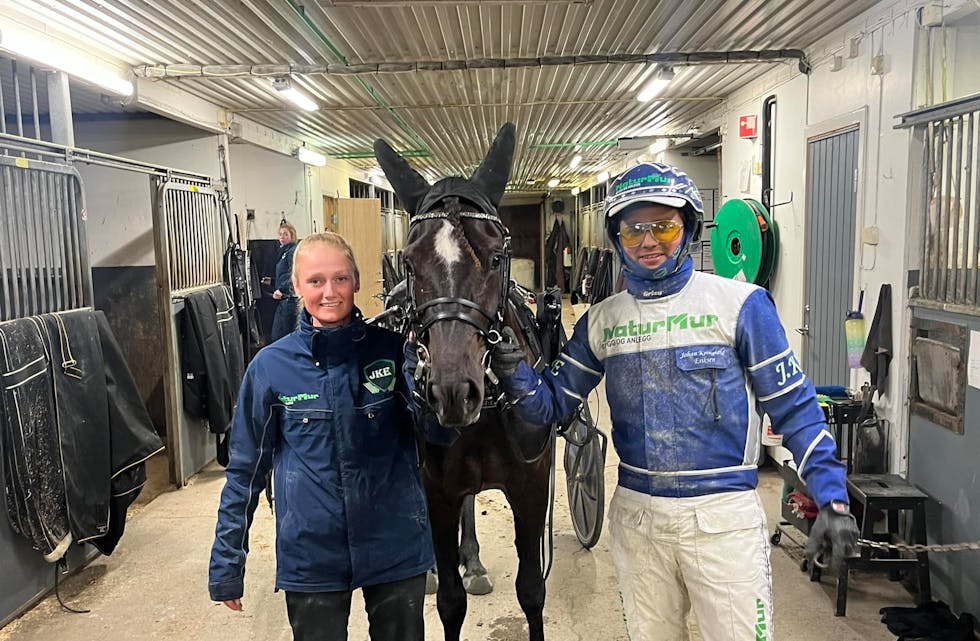 Leni Holen Berg (t.v) jobaer fulltid hos Team Kringeland Eriksen. Hesten heiter Førlands Tina og til høgre ser me sjefen sjølv, Johan Kringeland Eriksen.
Foto: Privat