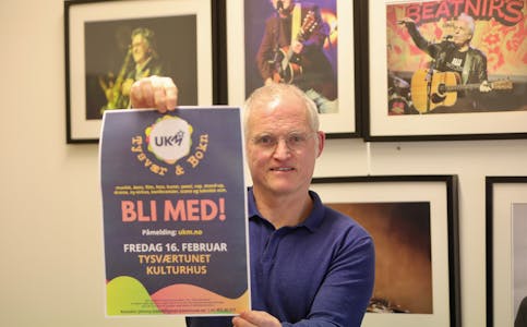 Johnny Liadal har funne fram den nye UKM-plakaten og er for tida på turné på skulane i Tysvær for å marknadsføre årets happening, UKM.

Foto: Alf-Einar Kvalavåg