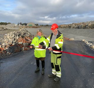 Det var administrerende direktør i HIM, Gro Staveland, og avdelingsleder Haugalandet i Risa, Øyvind Stange som tok seg av snorklippingen. Foto: HIM