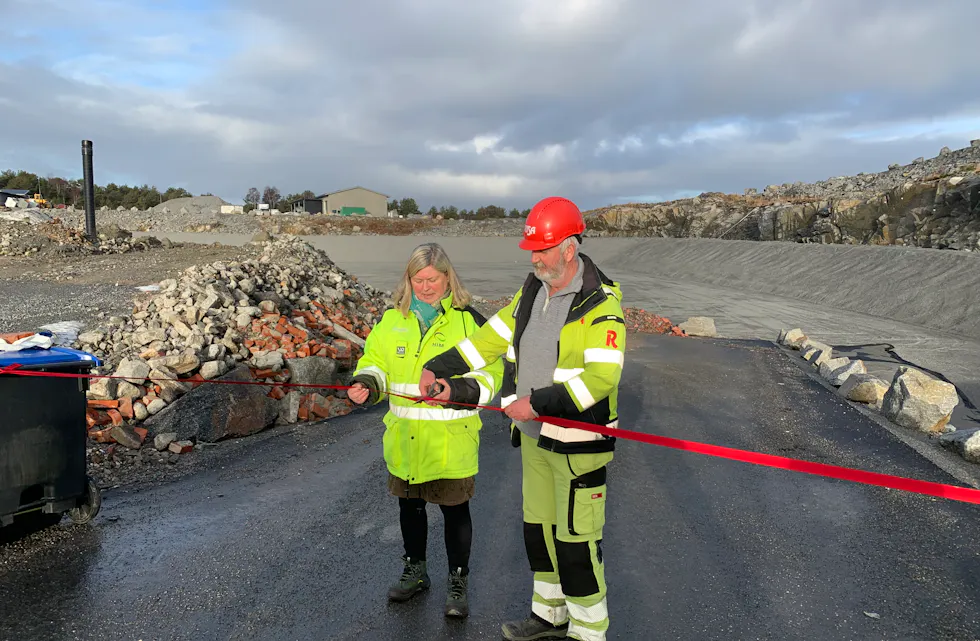 Det var administrerende direktør i HIM, Gro Staveland, og avdelingsleder Haugalandet i Risa, Øyvind Stange som tok seg av snorklippingen. Foto: HIM